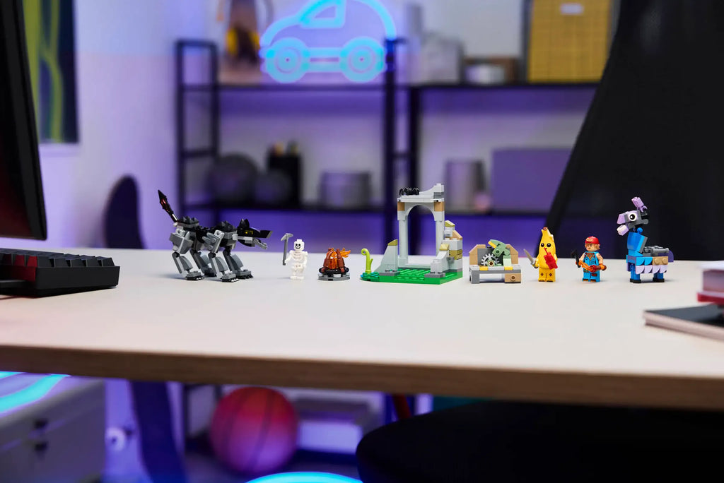 LEGO 77075 Fortnite Peely & Sparkplug's Camp