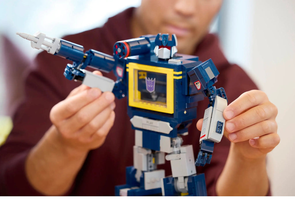 LEGO ICONS 10358 Transformers: Soundwave